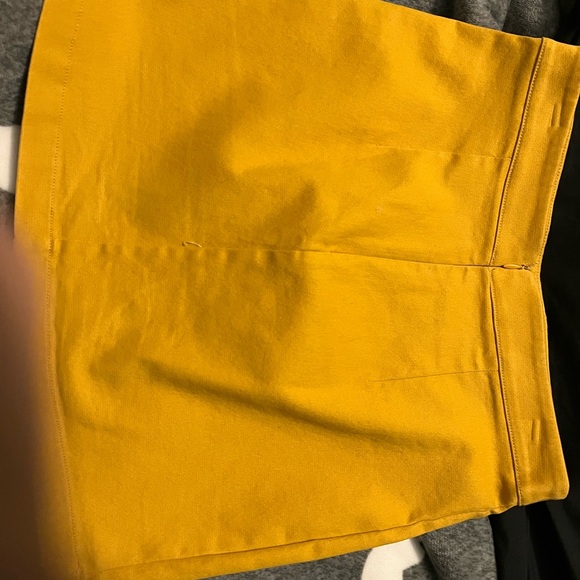 Mustard skirt - Picture 3 of 3